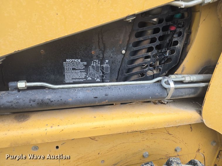 image for item DO7832 2004 Caterpillar 246 skid steer loader