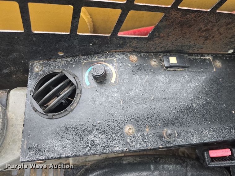 image for item DO7832 2004 Caterpillar 246 skid steer loader