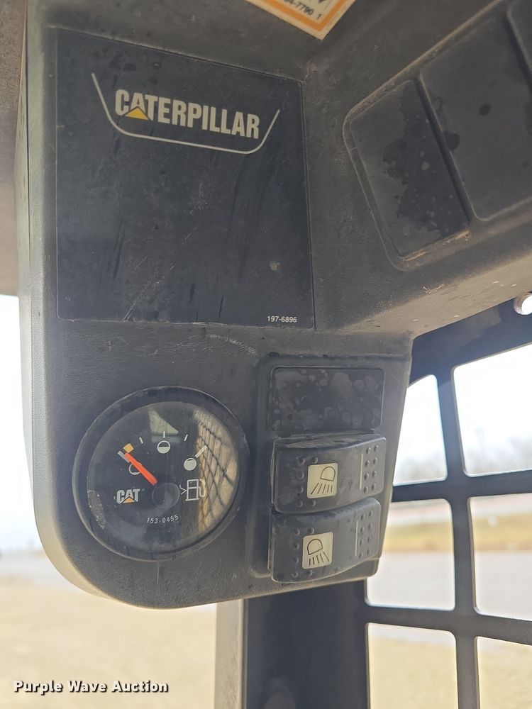 image for item DO7832 2004 Caterpillar 246 skid steer loader