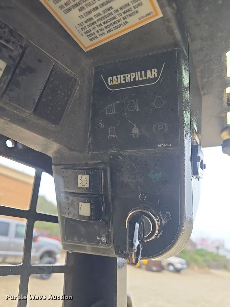 image for item DO7832 2004 Caterpillar 246 skid steer loader