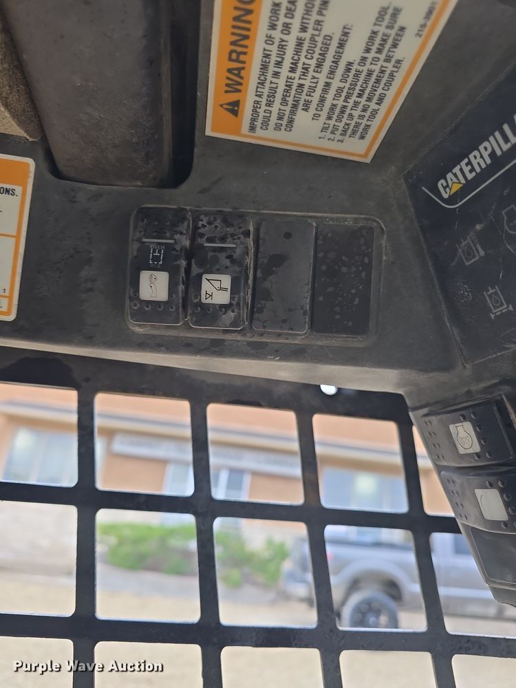 image for item DO7832 2004 Caterpillar 246 skid steer loader