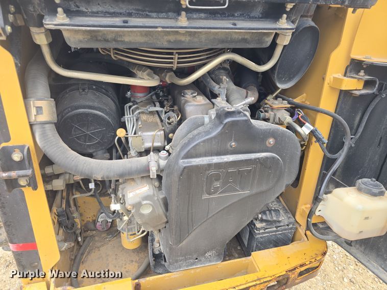 image for item DO7832 2004 Caterpillar 246 skid steer loader