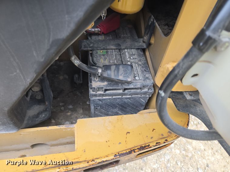 image for item DO7832 2004 Caterpillar 246 skid steer loader