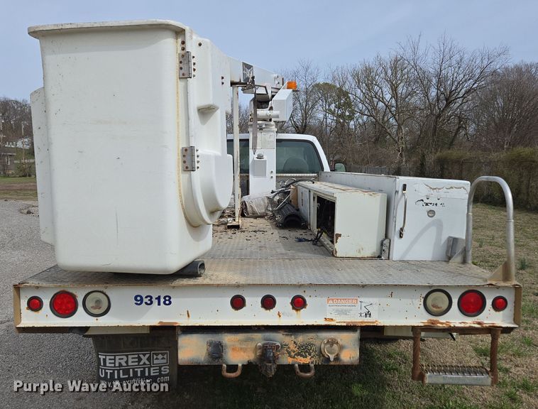 image for item DP6238 2005 Ford F450 Super Duty bucket truck