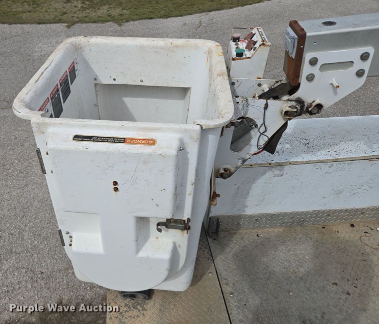 image for item DP6238 2005 Ford F450 Super Duty bucket truck