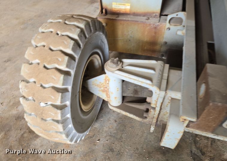 image for item DP6257 2000 Mayville Engineering Co Inc. 3768ES scissor lift