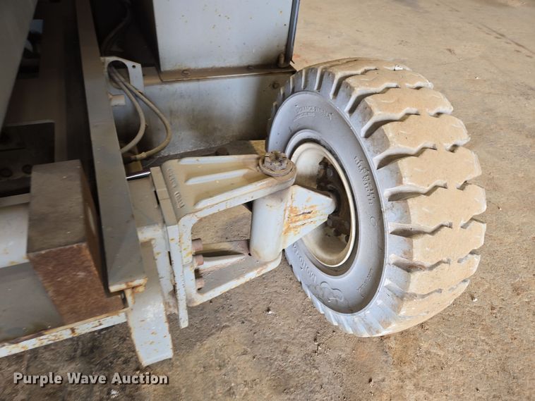 image for item DP6257 2000 Mayville Engineering Co Inc. 3768ES scissor lift