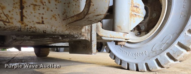 image for item DP6257 2000 Mayville Engineering Co Inc. 3768ES scissor lift