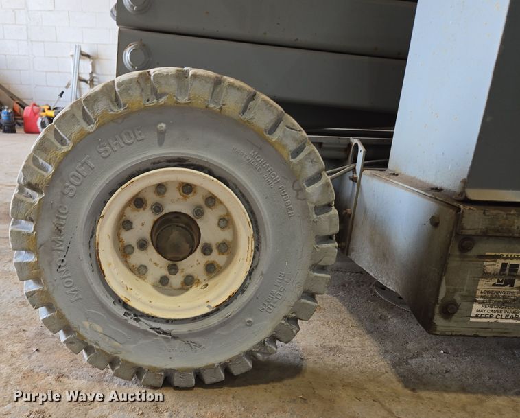 image for item DP6257 2000 Mayville Engineering Co Inc. 3768ES scissor lift