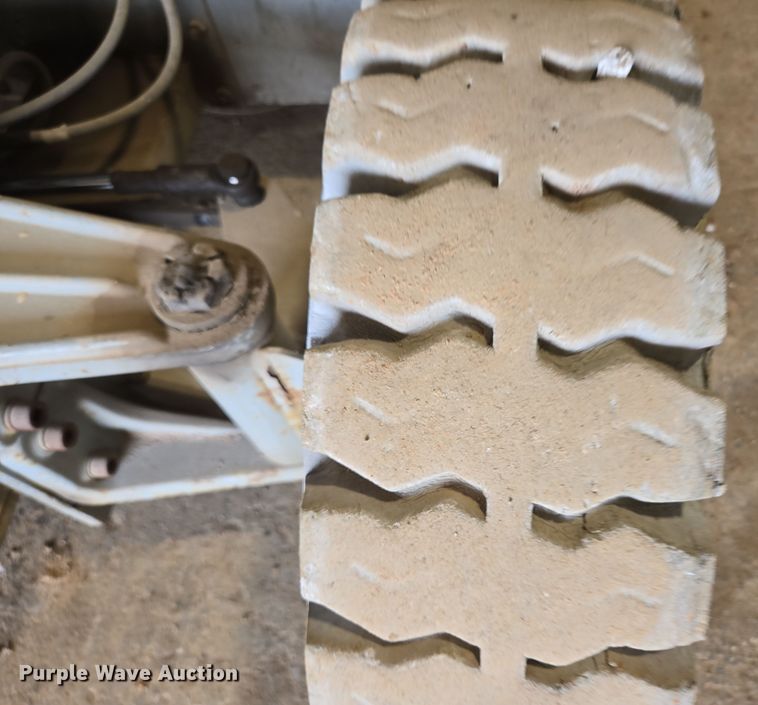 image for item DP6257 2000 Mayville Engineering Co Inc. 3768ES scissor lift