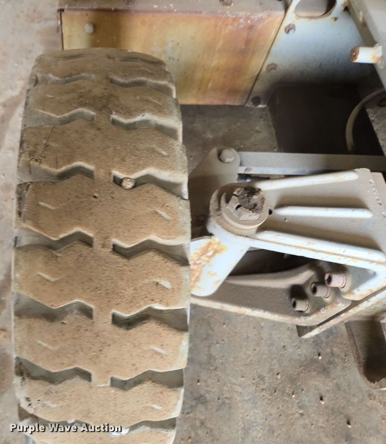 image for item DP6257 2000 Mayville Engineering Co Inc. 3768ES scissor lift