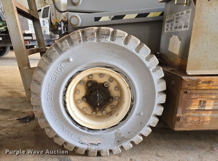 image for item DP6257 2000 Mayville Engineering Co Inc. 3768ES scissor lift