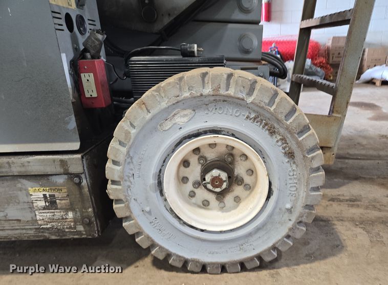 image for item DP6257 2000 Mayville Engineering Co Inc. 3768ES scissor lift