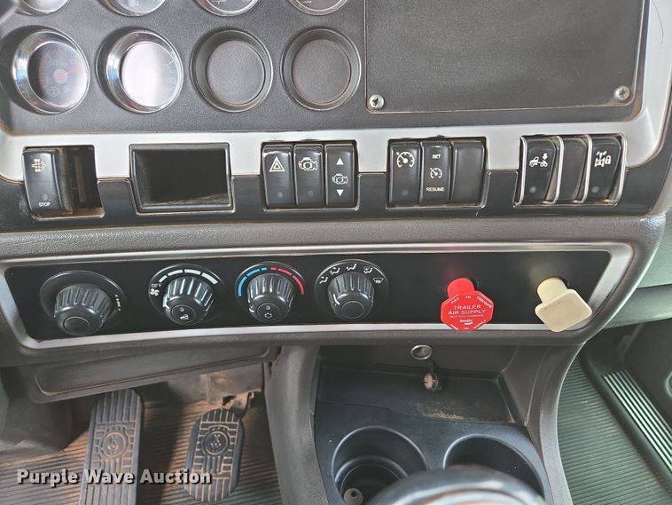 image for item DP6262 2012 Kenworth T800 dump truck