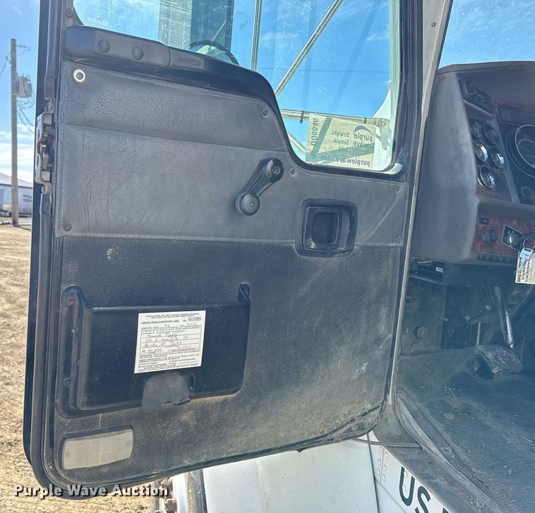 image for item DQ6646 2004 Kenworth T300 dump truck