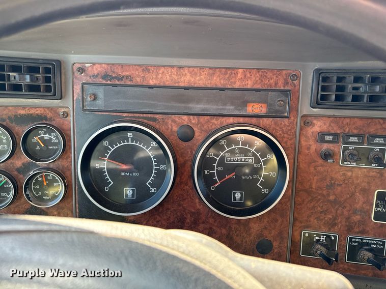 image for item DQ6646 2004 Kenworth T300 dump truck