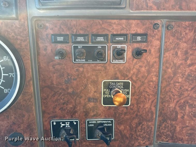 image for item DQ6646 2004 Kenworth T300 dump truck