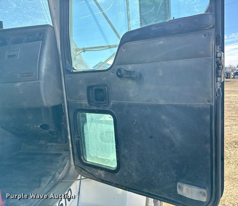 image for item DQ6646 2004 Kenworth T300 dump truck