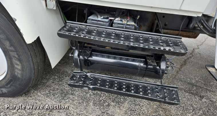 image for item DS5336 2005 International 4300 forestry bucket truck