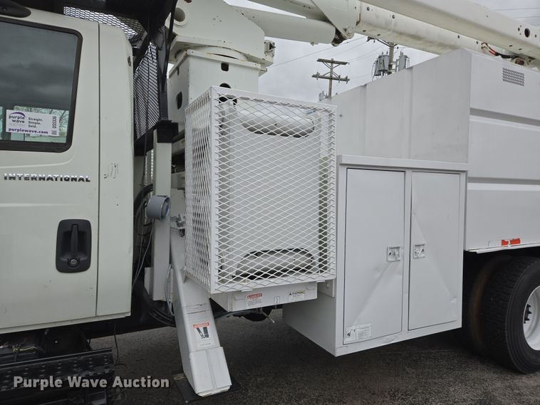 image for item DS5336 2005 International 4300 forestry bucket truck