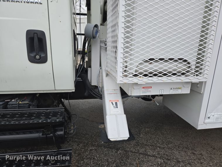 image for item DS5336 2005 International 4300 forestry bucket truck