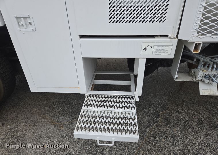 image for item DS5336 2005 International 4300 forestry bucket truck