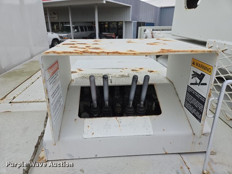 image for item DS5336 2005 International 4300 forestry bucket truck