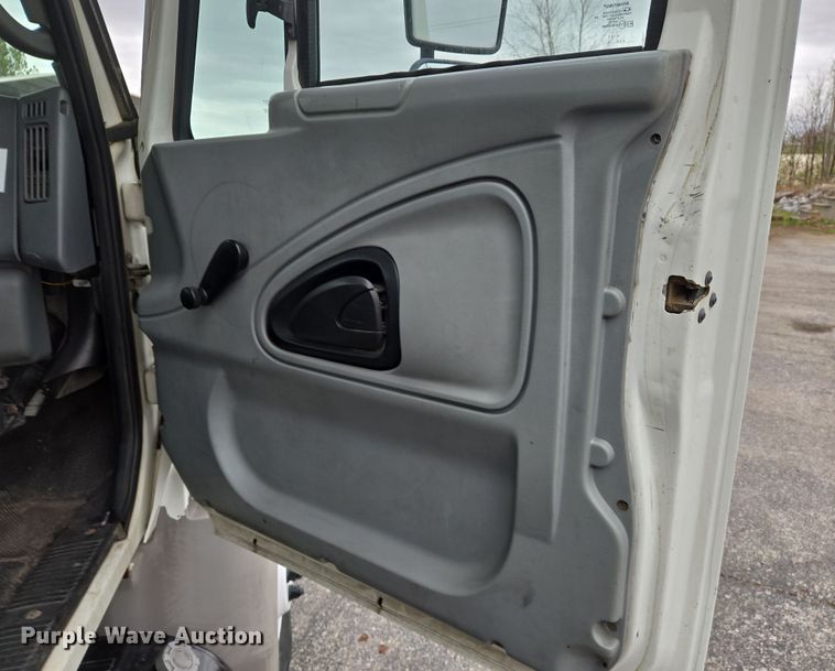 image for item DS5336 2005 International 4300 forestry bucket truck