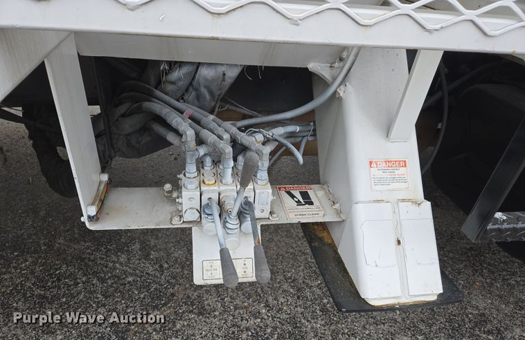 image for item DS5336 2005 International 4300 forestry bucket truck