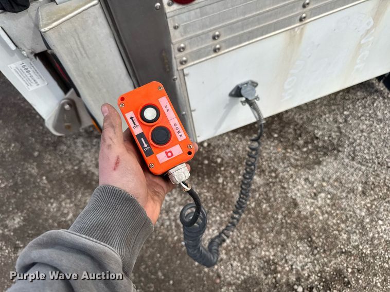 image for item DT0638 2010 Izuzu NPR delivery truck