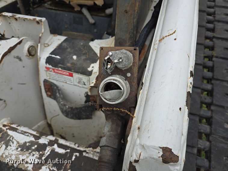 image for item DT4753 2000 Bobcat 864 tracked skid steer loader