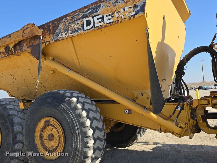 image for item DT6763 2015 John Deere 410E articulated haul truck