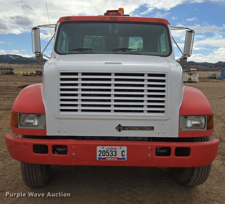 image for item DT7062 2001 International 4700 utility / service truck
