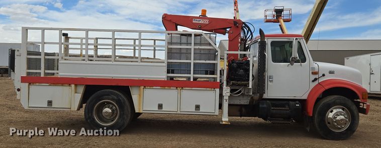 image for item DT7062 2001 International 4700 utility / service truck
