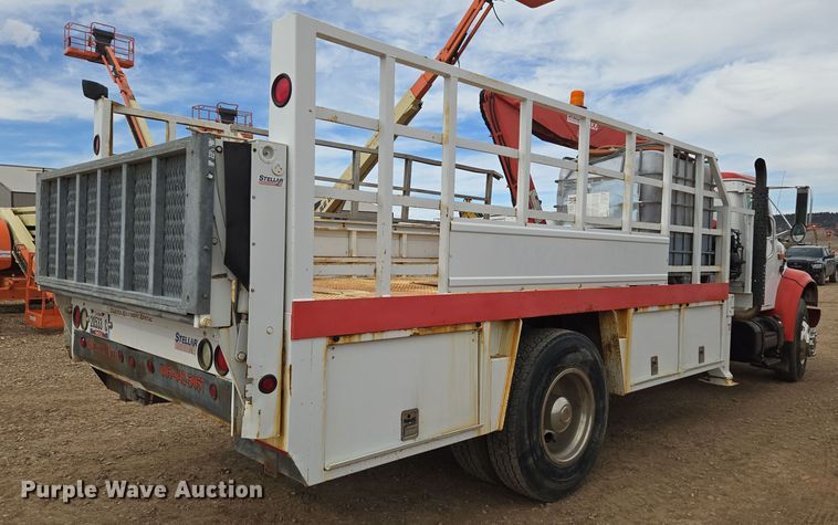 image for item DT7062 2001 International 4700 utility / service truck