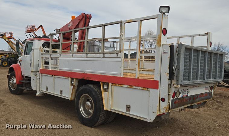 image for item DT7062 2001 International 4700 utility / service truck