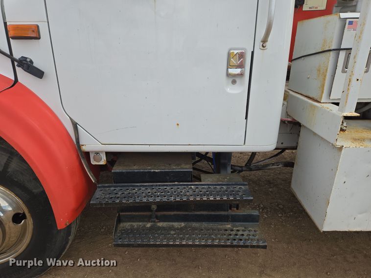 image for item DT7062 2001 International 4700 utility / service truck