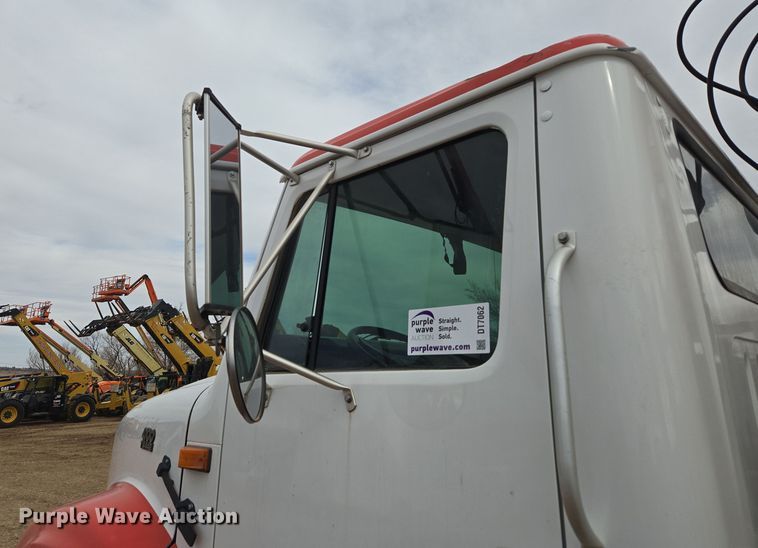 image for item DT7062 2001 International 4700 utility / service truck