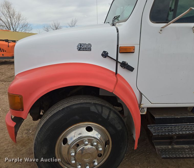 image for item DT7062 2001 International 4700 utility / service truck