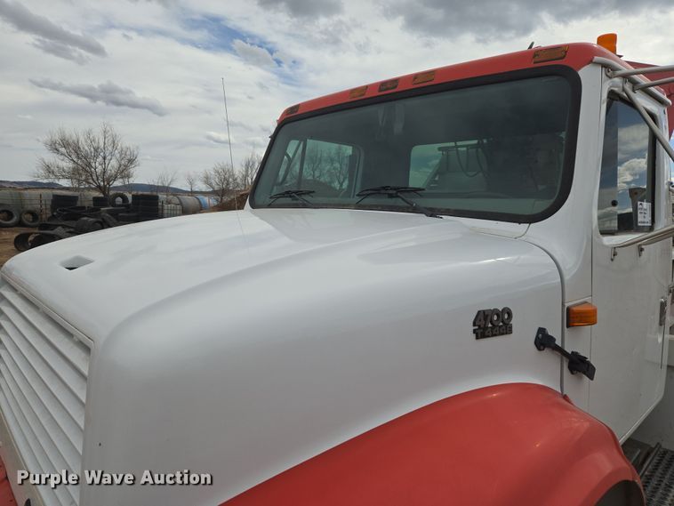 image for item DT7062 2001 International 4700 utility / service truck