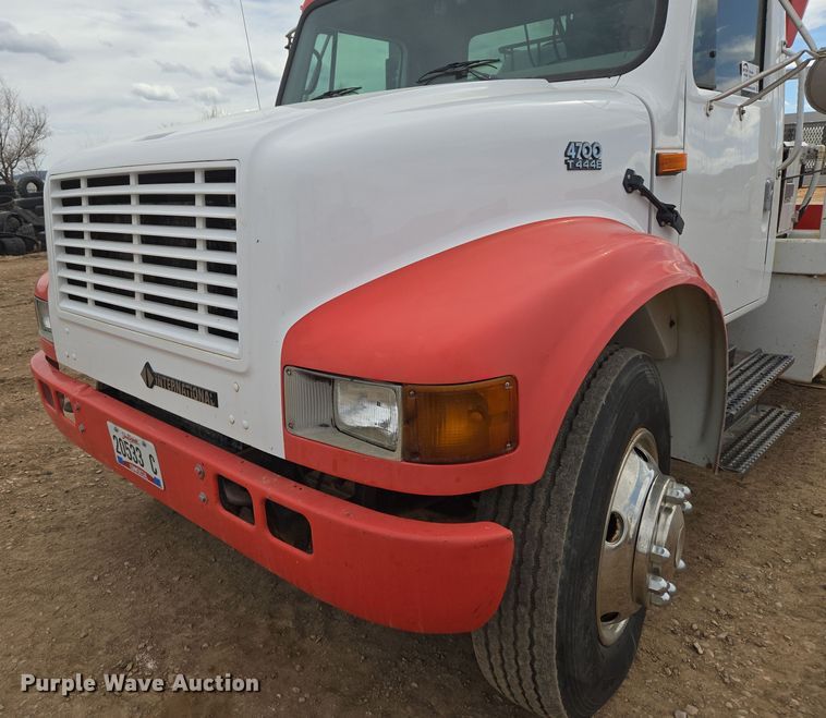 image for item DT7062 2001 International 4700 utility / service truck