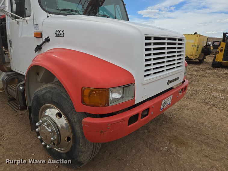 image for item DT7062 2001 International 4700 utility / service truck