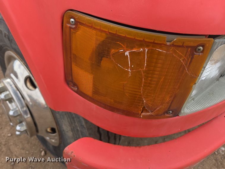 image for item DT7062 2001 International 4700 utility / service truck