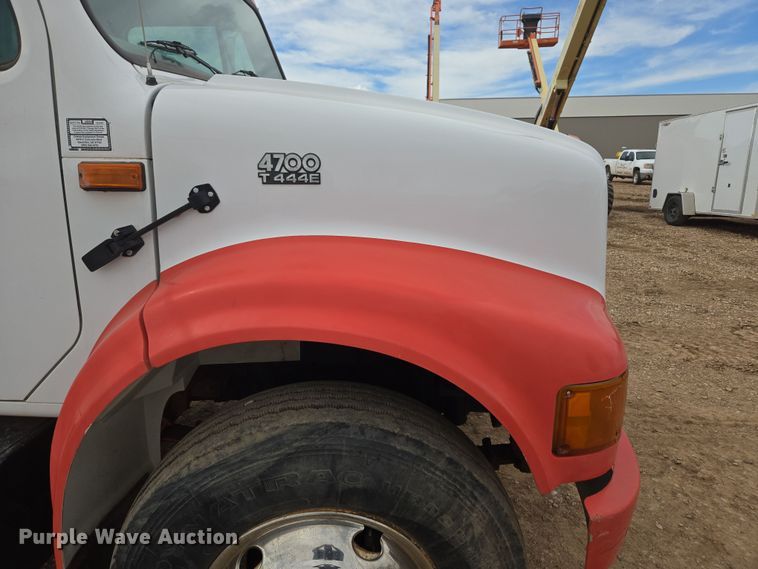 image for item DT7062 2001 International 4700 utility / service truck