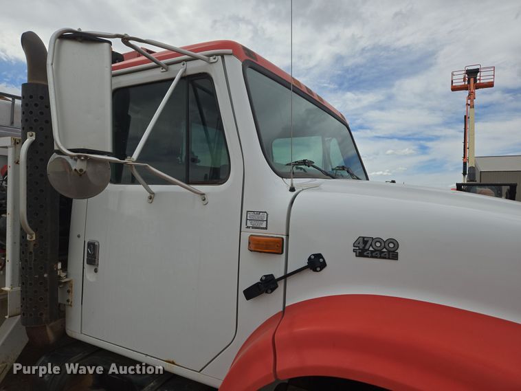 image for item DT7062 2001 International 4700 utility / service truck