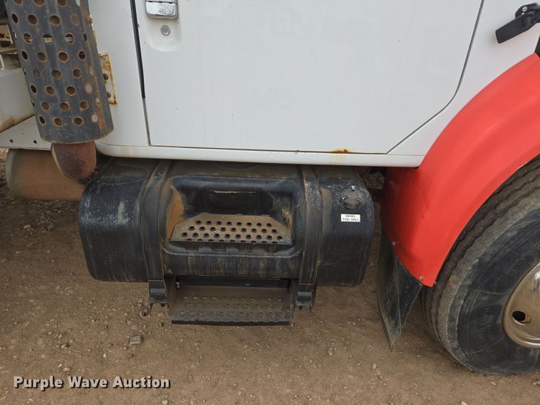 image for item DT7062 2001 International 4700 utility / service truck