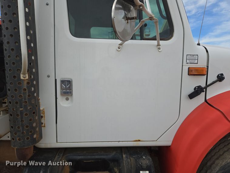 image for item DT7062 2001 International 4700 utility / service truck