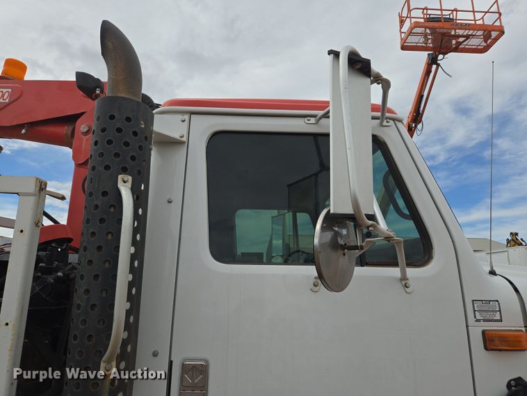 image for item DT7062 2001 International 4700 utility / service truck