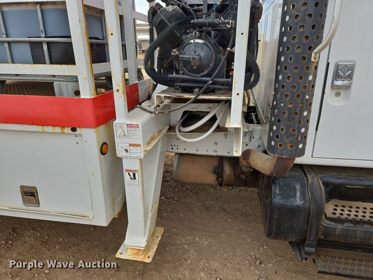 image for item DT7062 2001 International 4700 utility / service truck