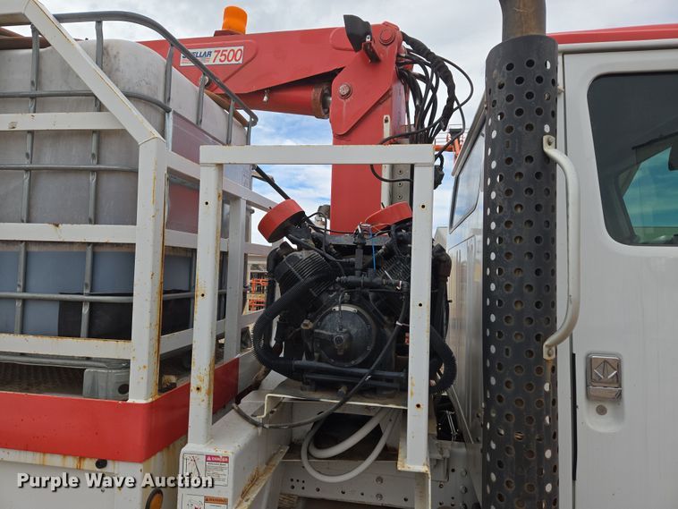 image for item DT7062 2001 International 4700 utility / service truck